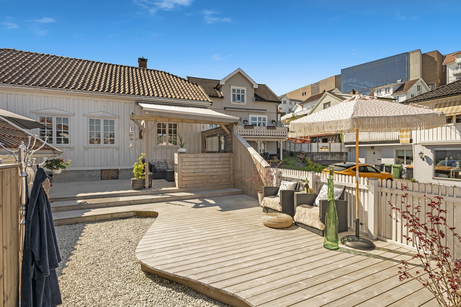 En egen oase, usjenert og solrikt kun et steinkast fra vannkanten! Galleribilde