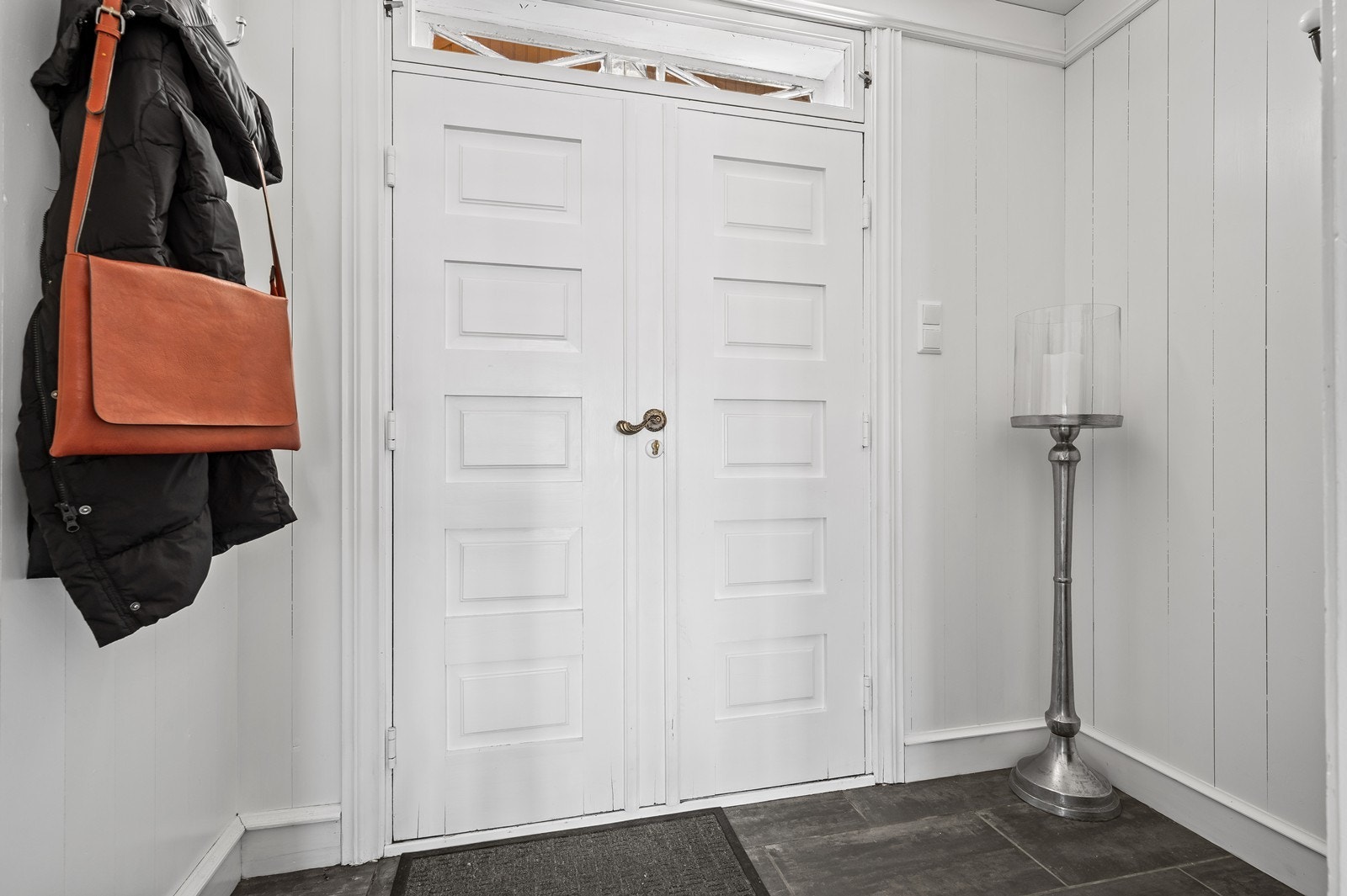 Entré med plass til sko og yttertøy. Flislagtgulv med varmekabler Galleribilde