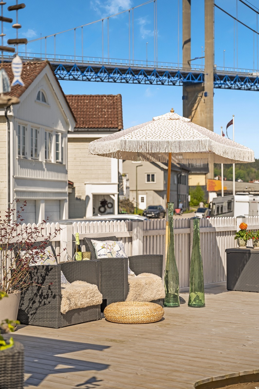 Eiendommen har en nydelig opparbeidet uteplass, en egen koselige oase, perfekt for både den med grønne fingre eller om man ønsker en enkel hverdag med terrasseområder. Galleribilde