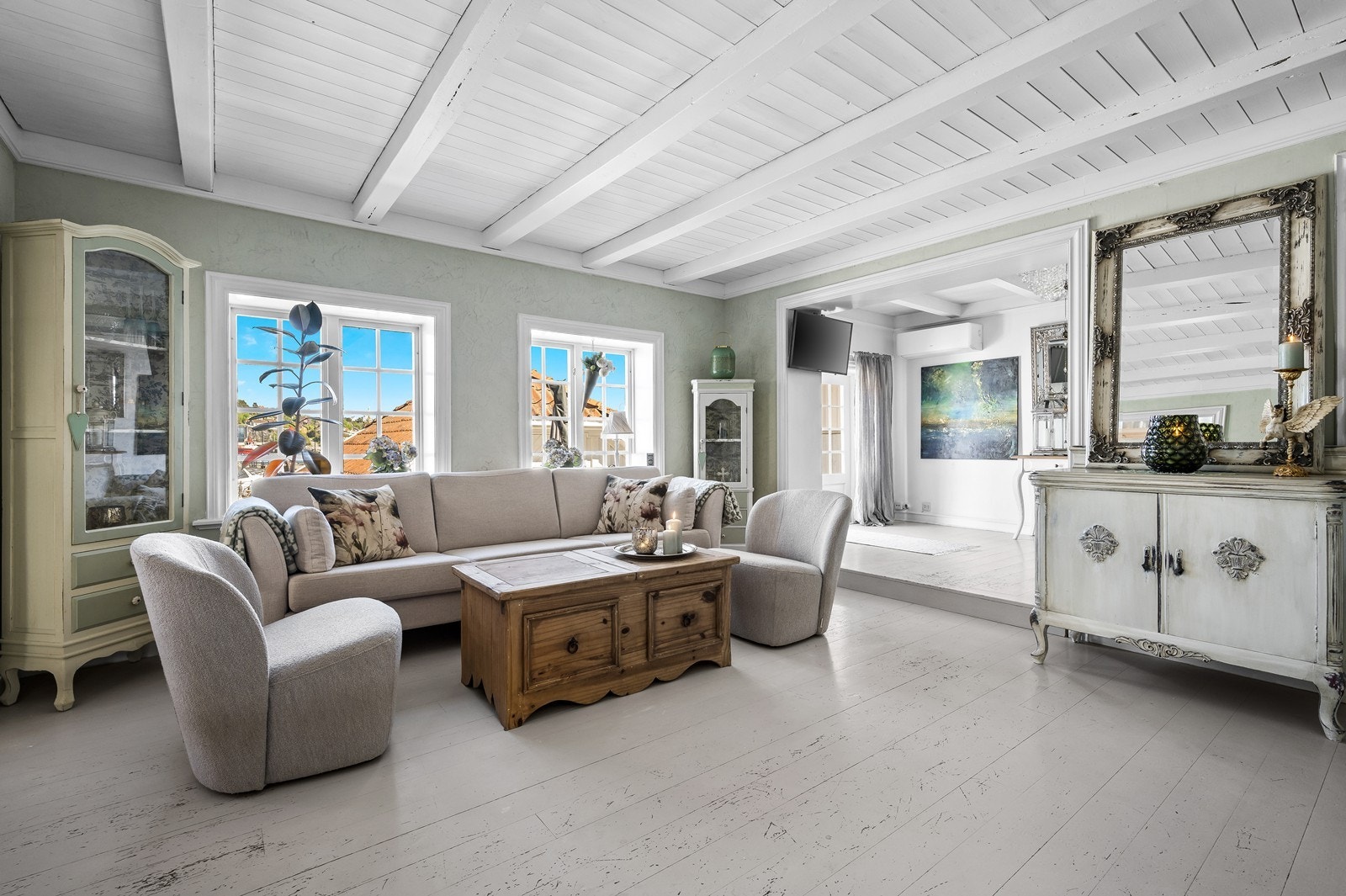 Stuen er lys og hyggelig med vinduer mot hagedel. Åpen løsning mot kjøkken samt koselig stuedel til høyre med utg. til hage Galleribilde