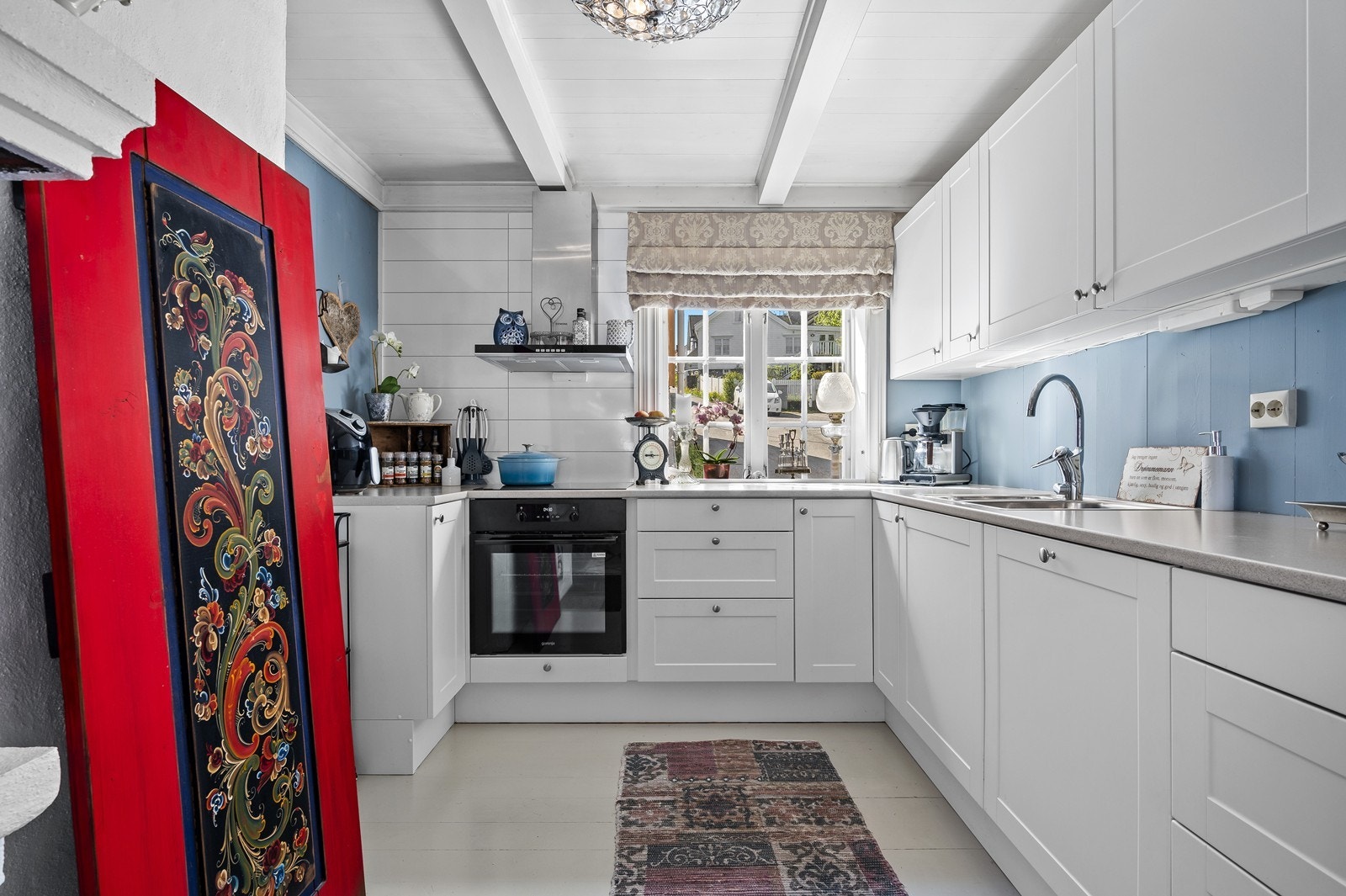 Innredning fra 2021 med integrerte hvitevarer som medfølger (ikke kjøleskap) Galleribilde