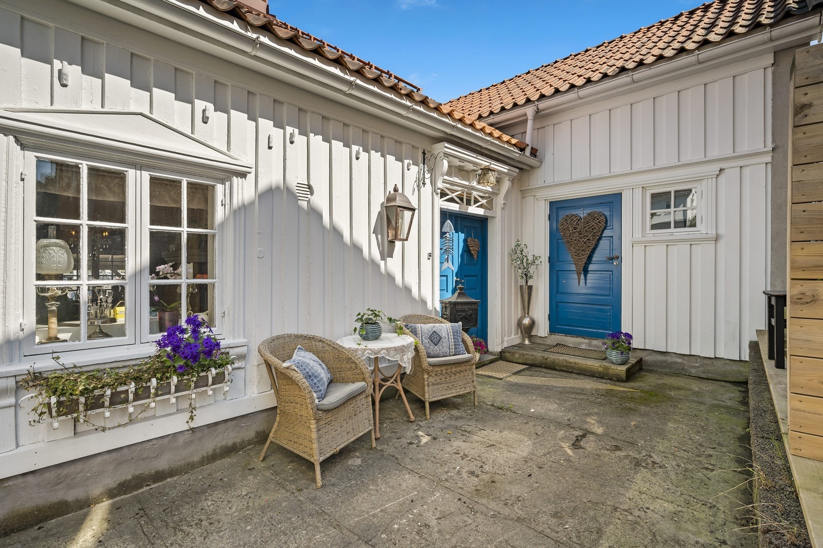 Koselig inngangsparti med mulighet for uteplass. Dør til høyre inn til tilbygget bod og vaskerom Galleribilde