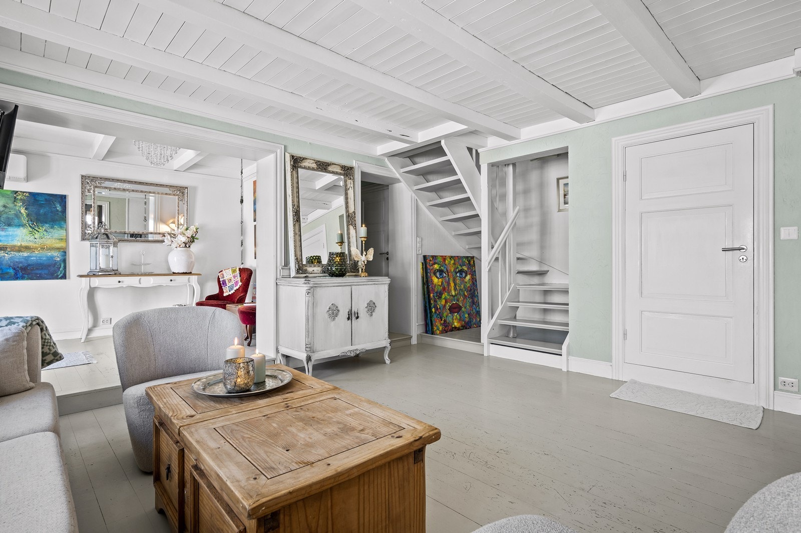 Inn til stue med malte tregulv, ny panel i himling og en lekker kalkmaling på vegger. Galleribilde