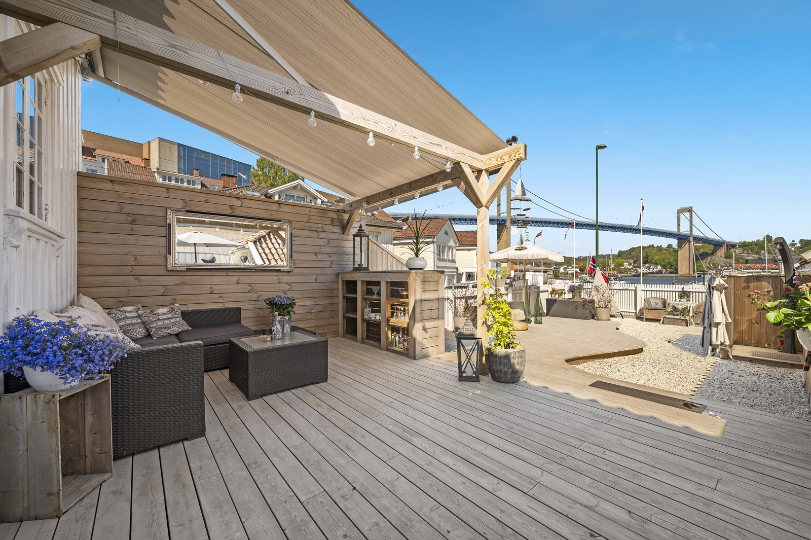 Enebolig med idyllisk beliggenhet på "Gamle Stathelle" med planløsning over to etg., garasje og en fantastisk uteplass Galleribilde