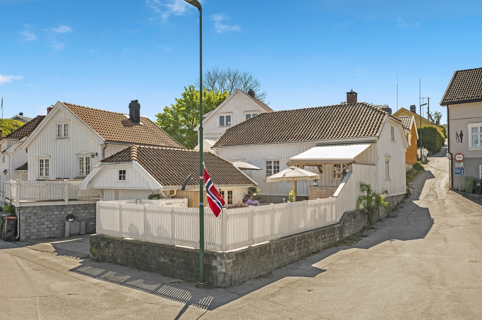 Området er tettbebygd, men denne eiendommen har en svært godt utnyttet tomt, med både garasje m/ biloppstilling i fremkant, mulighet for uteplass v/ inngangsparti og ikke minst uteplass mot sjø. Galleribilde