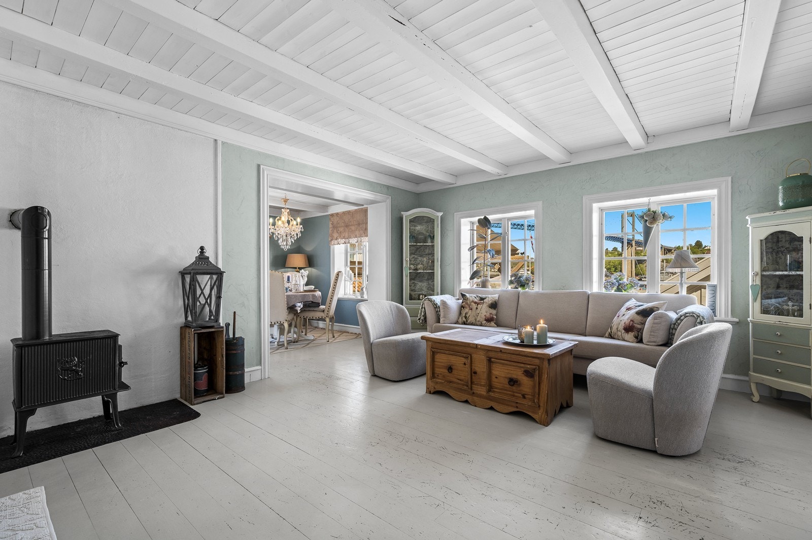 Åpen løsning mot kjøkken skaper et hyggelig allrom Galleribilde