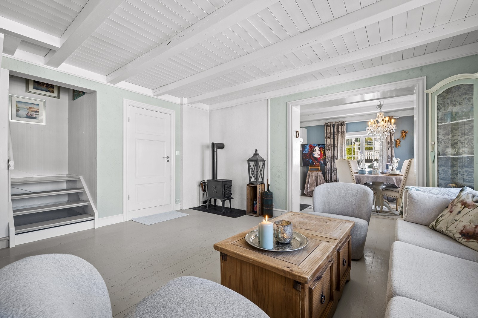 Godt med oppvarmingskilder - både vedfyring og varmepumpe. Åpen peis på kjøkkenet Galleribilde