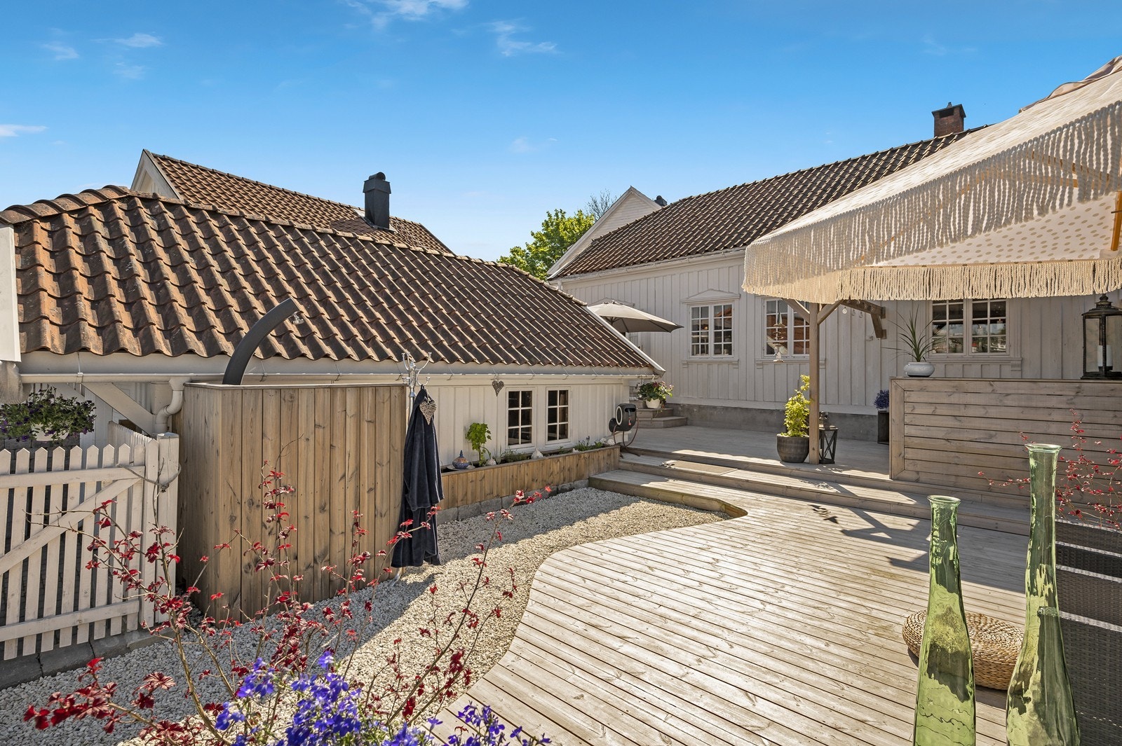 Nåværende eier har opparbeidet denne fantastiske uteplassen! Denne må oppleves - med terrasse, bar, utekjøkken, dusj mm. Galleribilde