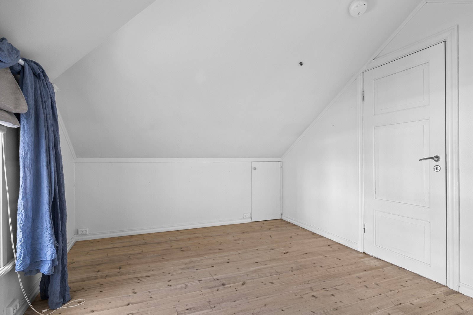 Soverom to med kott i knevegg Galleribilde