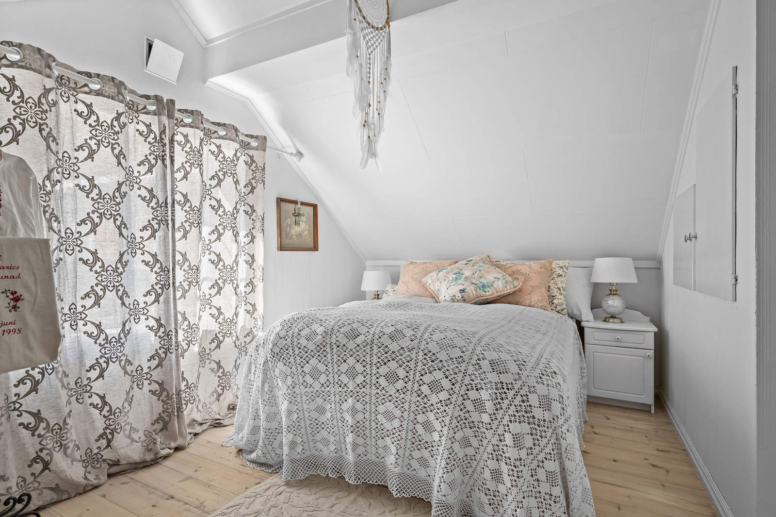 Del av hovedsoverom - God plass til dobbeltseng og egen klesoppbevaring Galleribilde