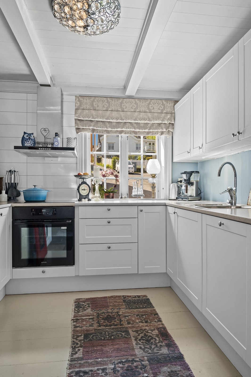 Godt med skap- og benkeplass. Vindu over kjøkkenbenk mot inngangsparti Galleribilde