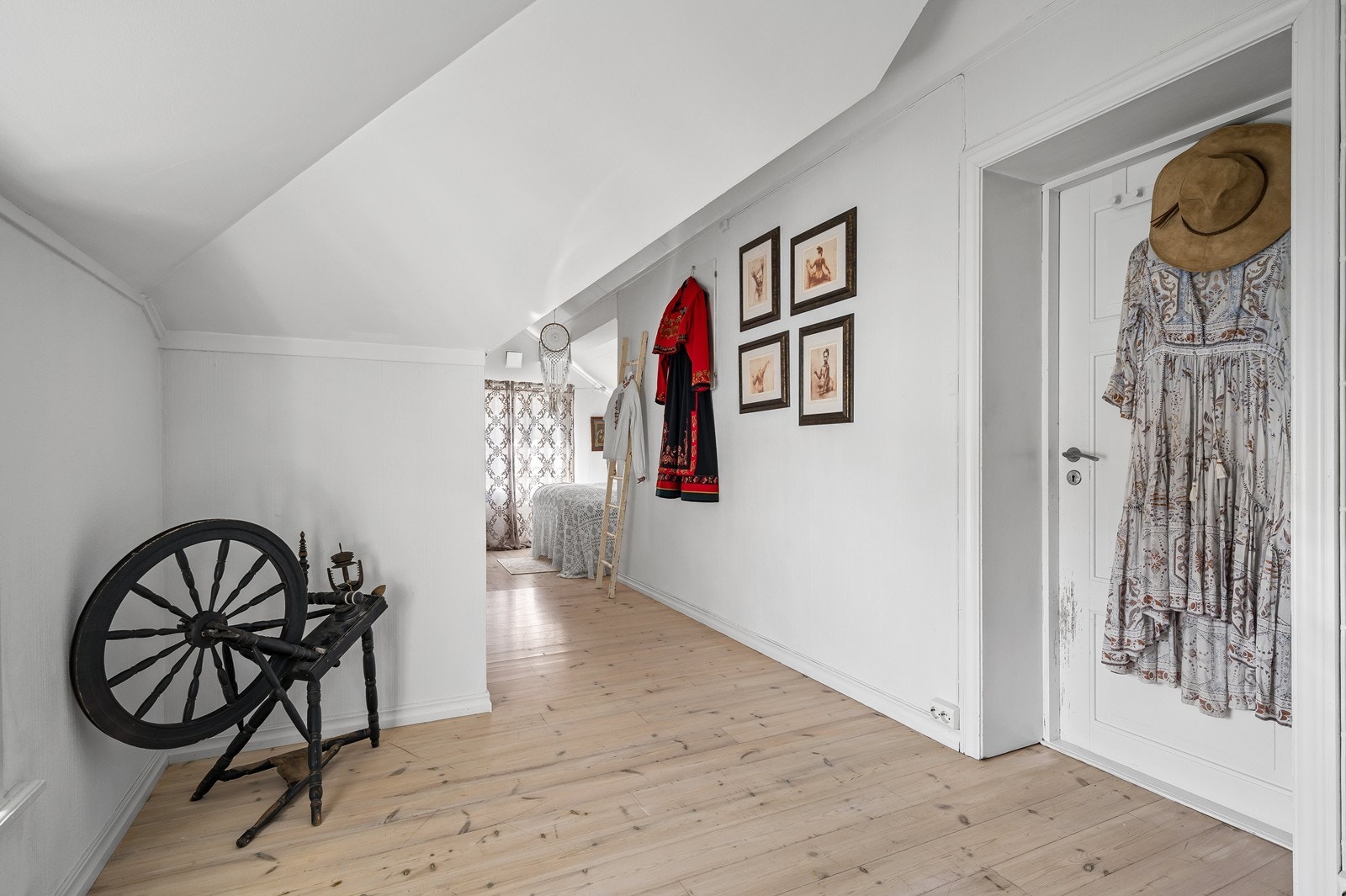 Hovedsoverommet er meget romslig med egen "forstue" Galleribilde