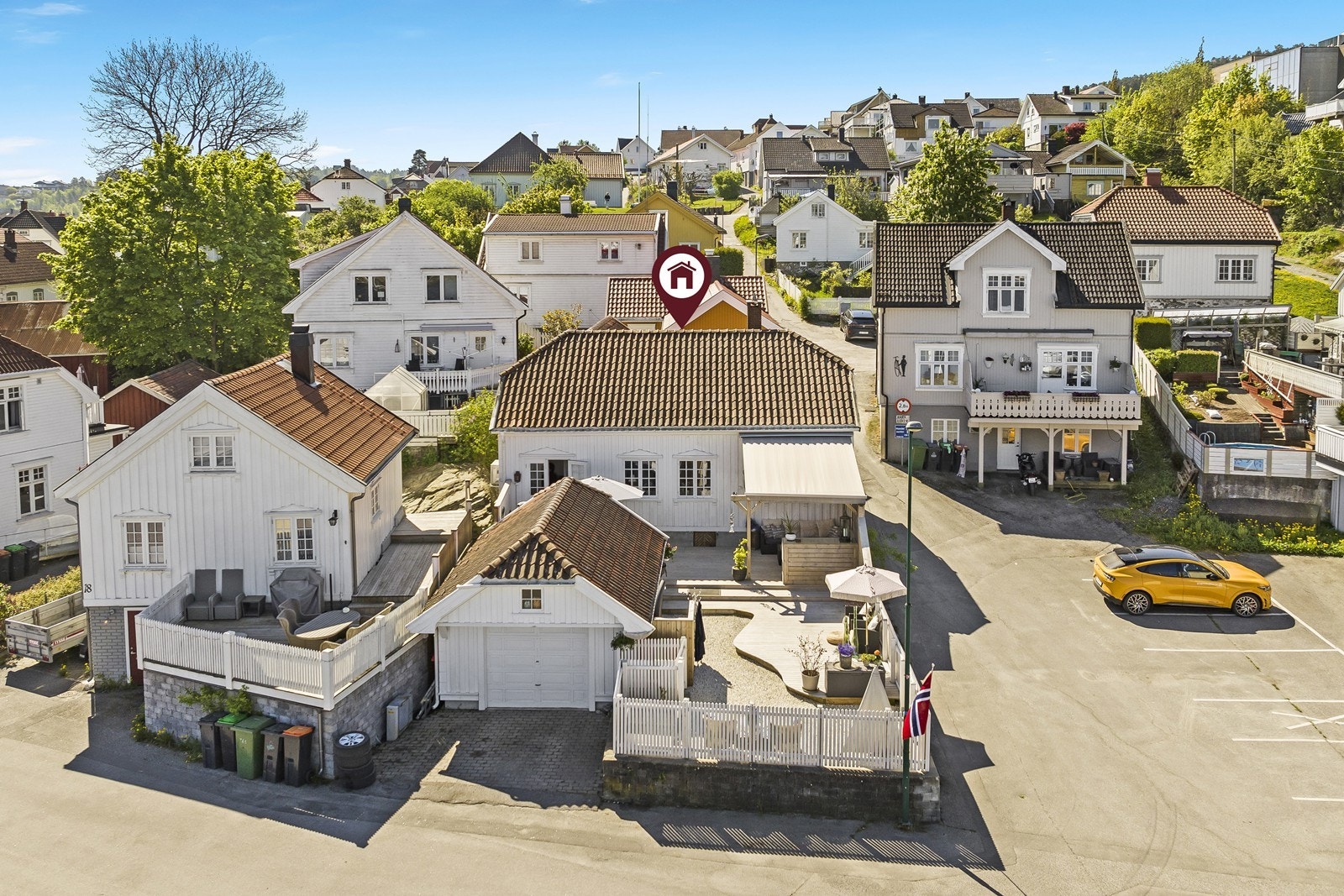 Enebolig med idyllisk beliggenhet på "Gamle Stathelle" med planløsning over to etg., garasje og en fantastisk uteplass Galleribilde