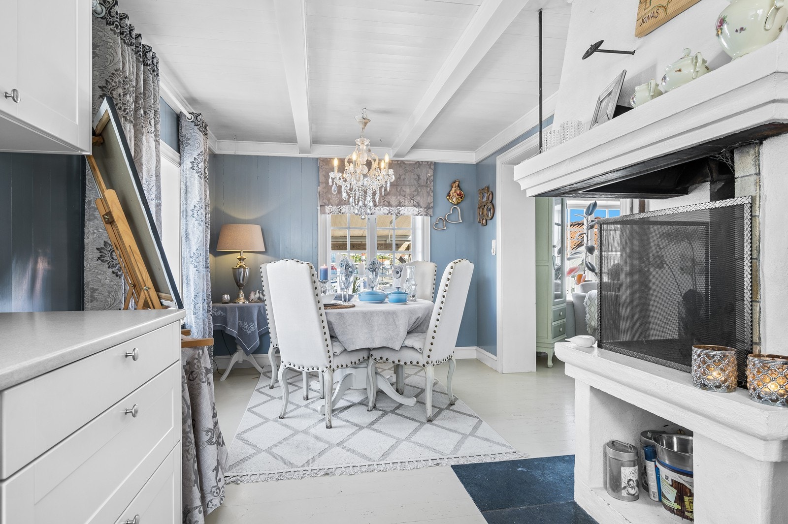 Kjøkken mot spisestuedel Galleribilde