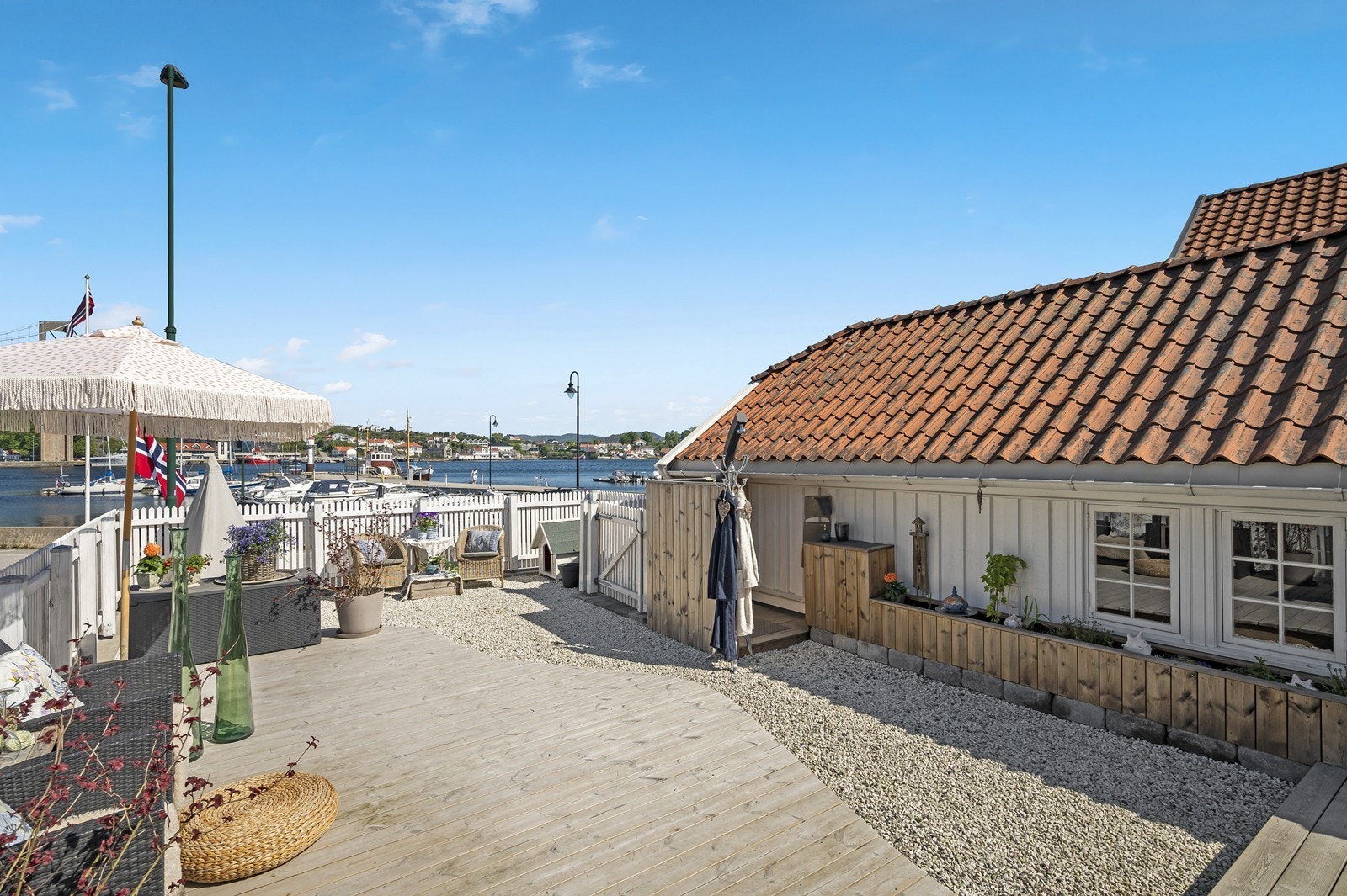 Sentralt med kort vei til Brotorvet kjøpesenter, kort spasertur til badeplass og et steinkast til småbåthavn! Galleribilde