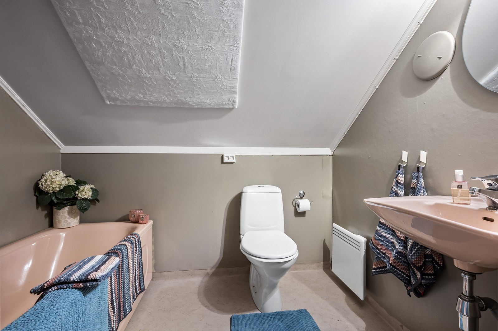 Bad i 2. etg. er innredet med badekar, toalett og servant Galleribilde