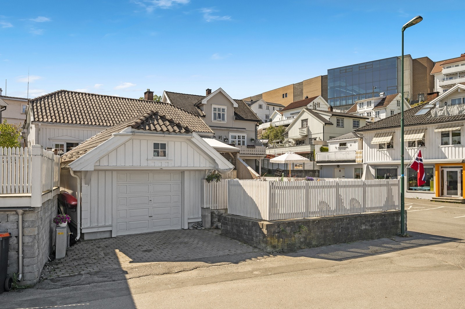 Garasje med stort lagringsloft og mulighet for biloppstilling i fremkant - Det er bestilt ny, elektrisk garasjeport som blir skiftet før overtagelse! Galleribilde