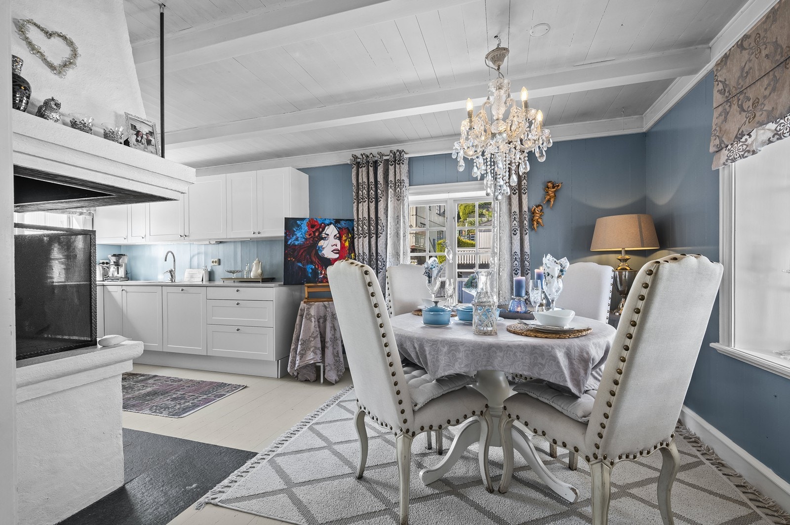 God plass til eget spisebord foran peisen. Også her er det vindu mot hagedel Galleribilde