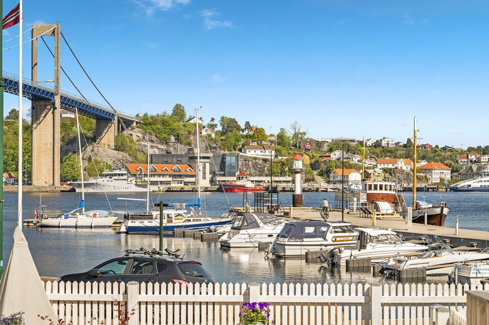 Bokstavelig talt et steinkast til småbåthavn og kun få minutters gange til badeplasser. Galleribilde