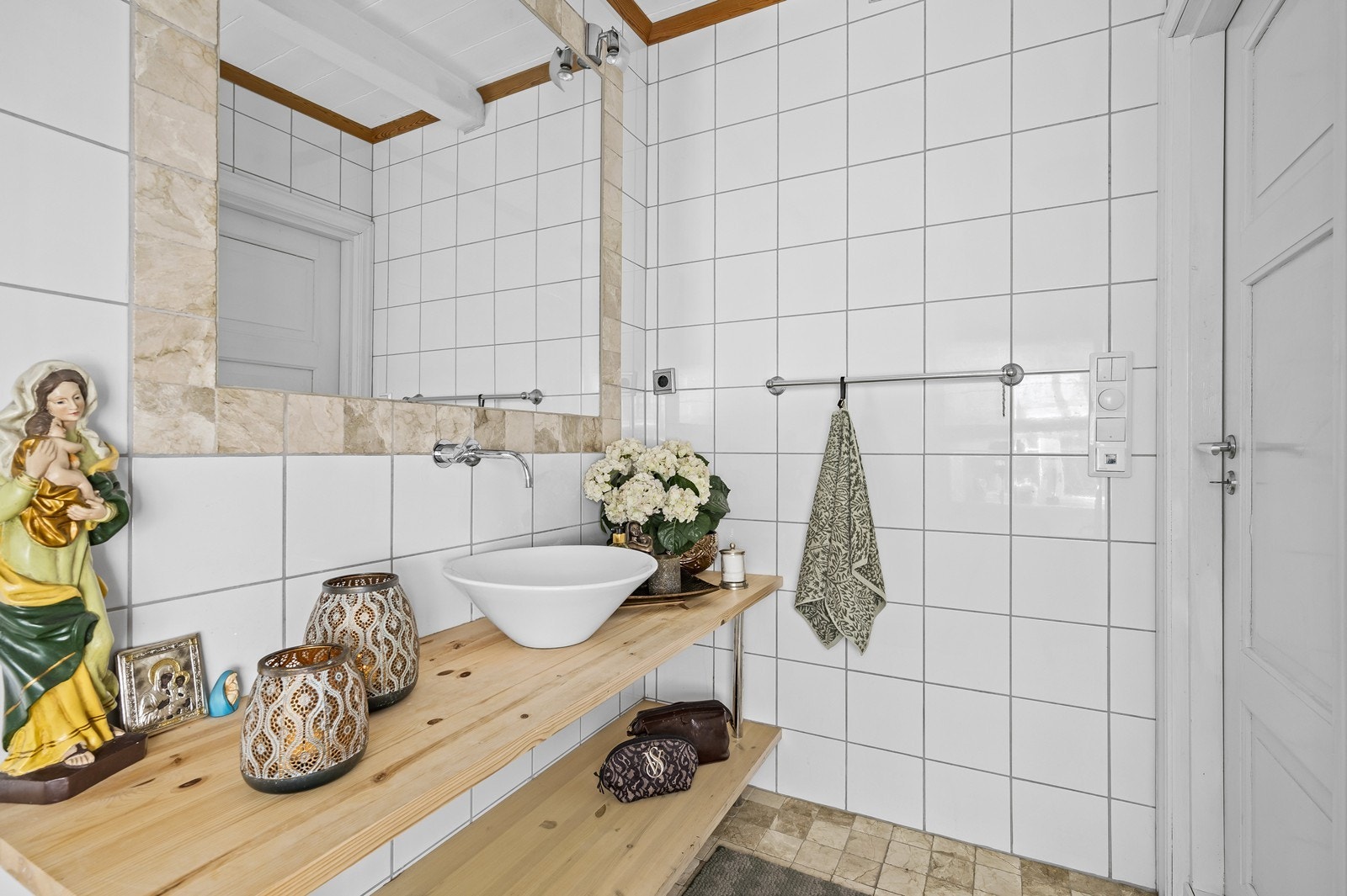 Badet er praktisk innredet med servant, dusjkabinett (2024) og toalett Galleribilde