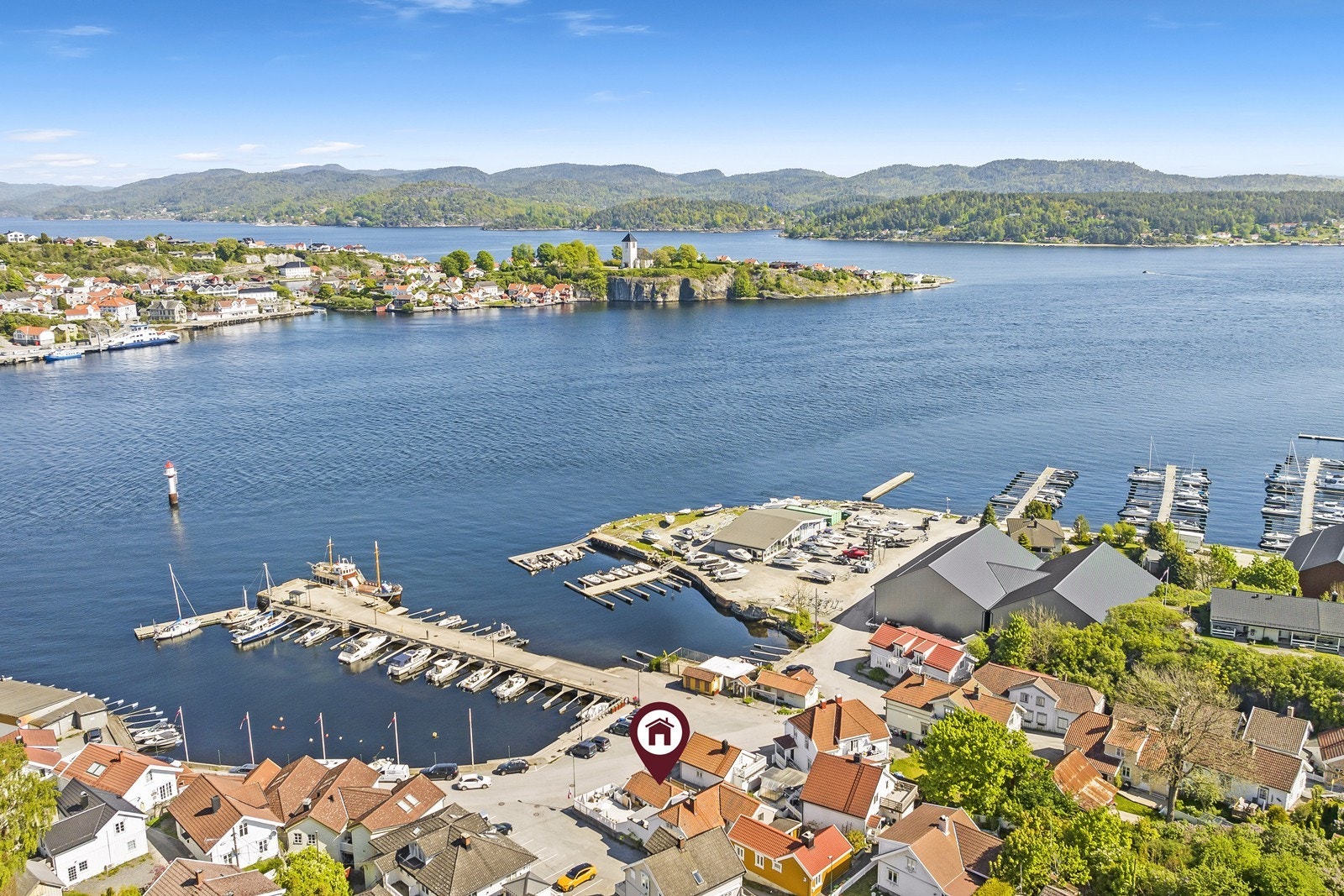 En herlig nærhet til sjøen, med utsikt utover marinaen og all båttrafikk som farer forbi. Galleribilde