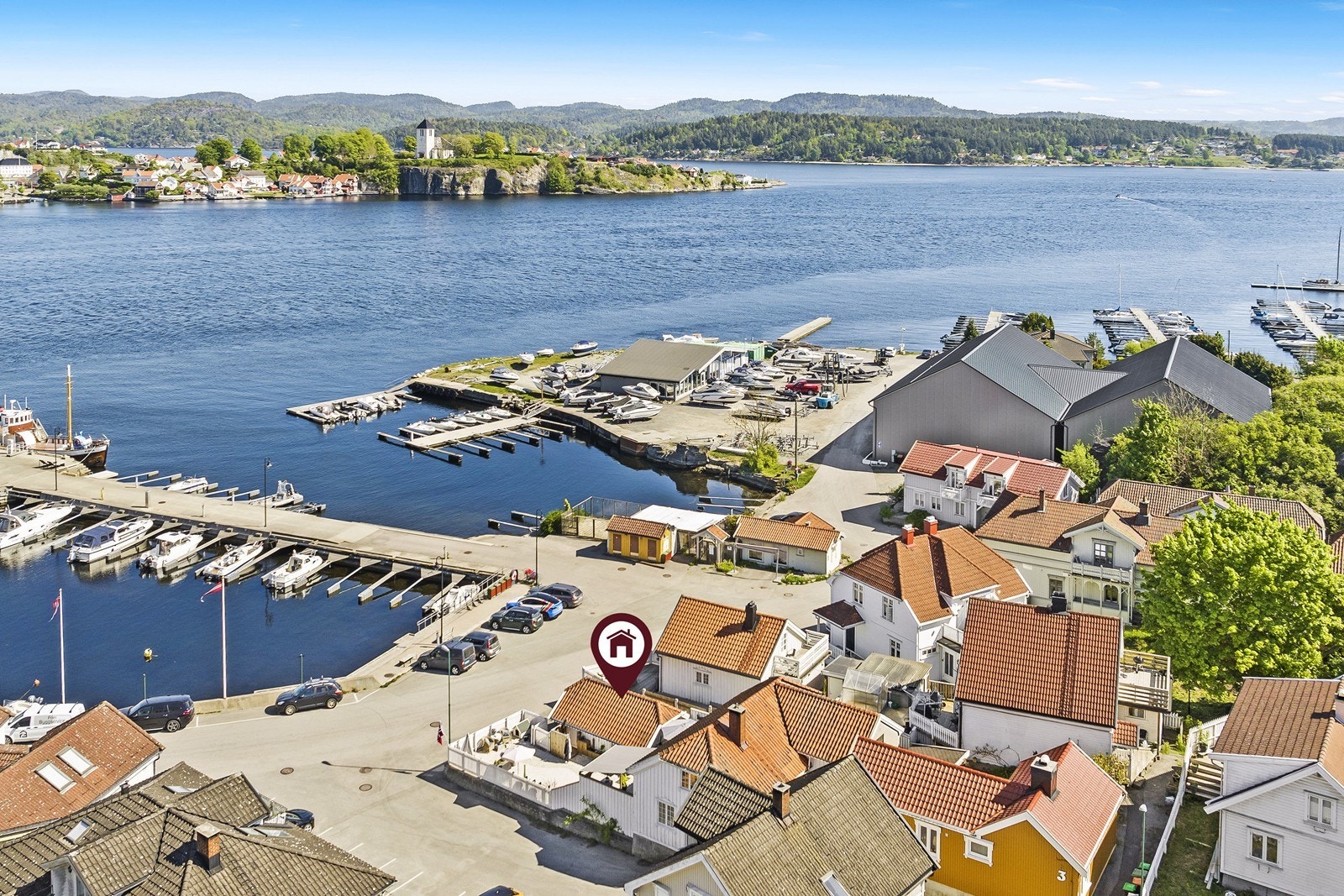 Nydelig, sjønær beliggenhet og utsikt utover fjorden Galleribilde