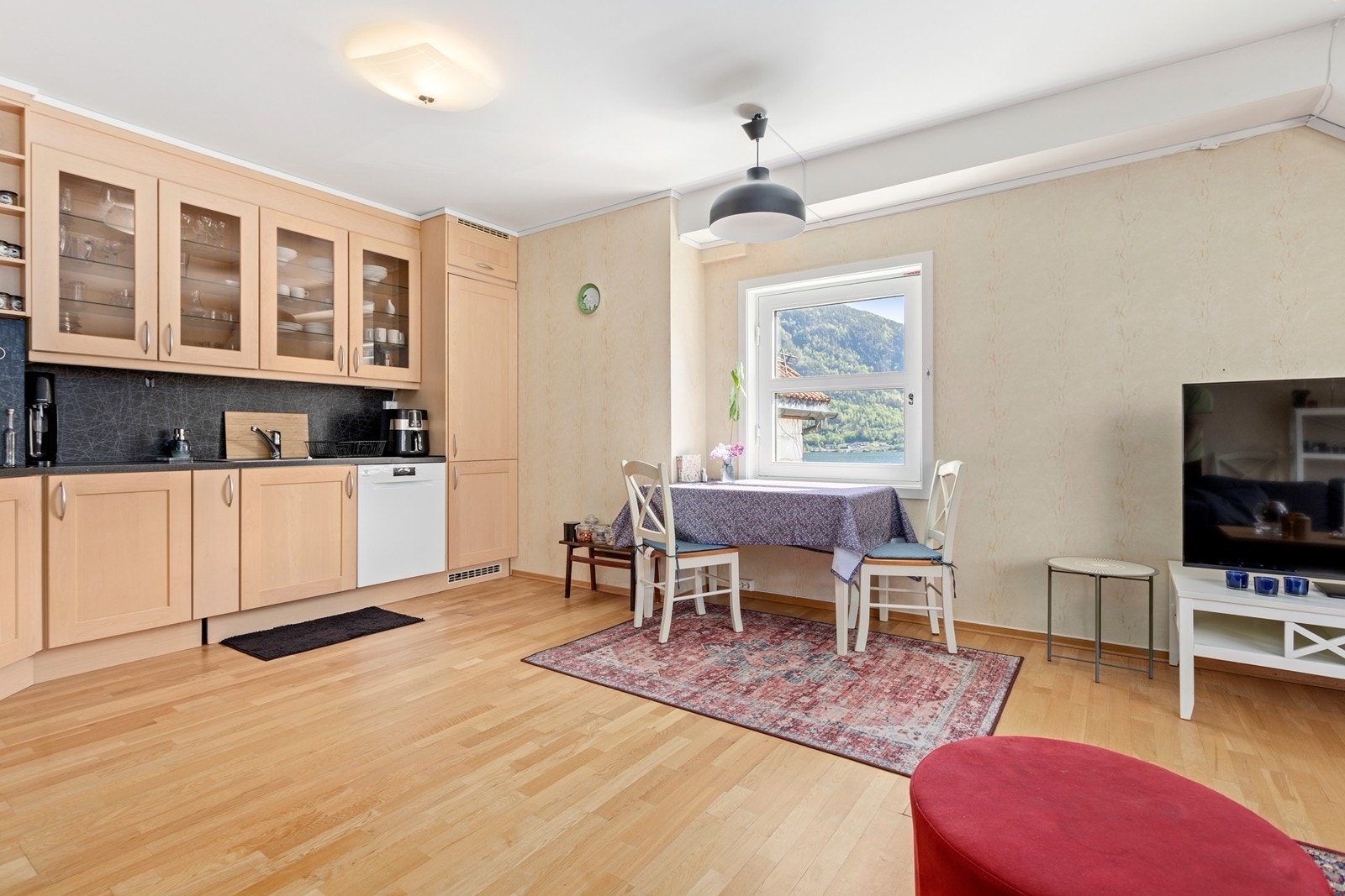 Stove og kjøkken er i open løysing og dannar eit triveleg opphaldsrom med plass til både sittegruppe og spisebord. Galleribilde