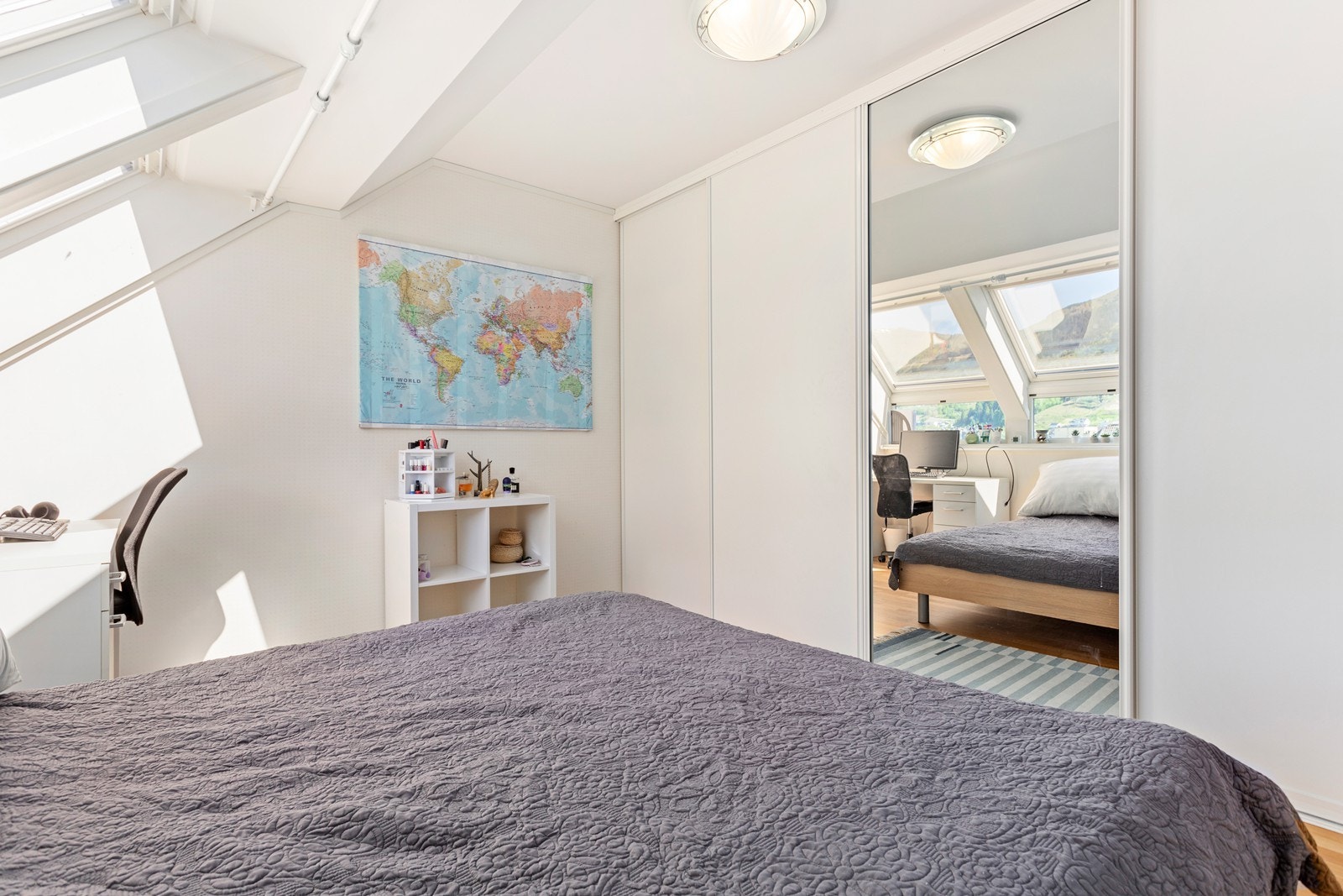 Stor skyvedørgarderobe med god plass til oppbevaring. Galleribilde