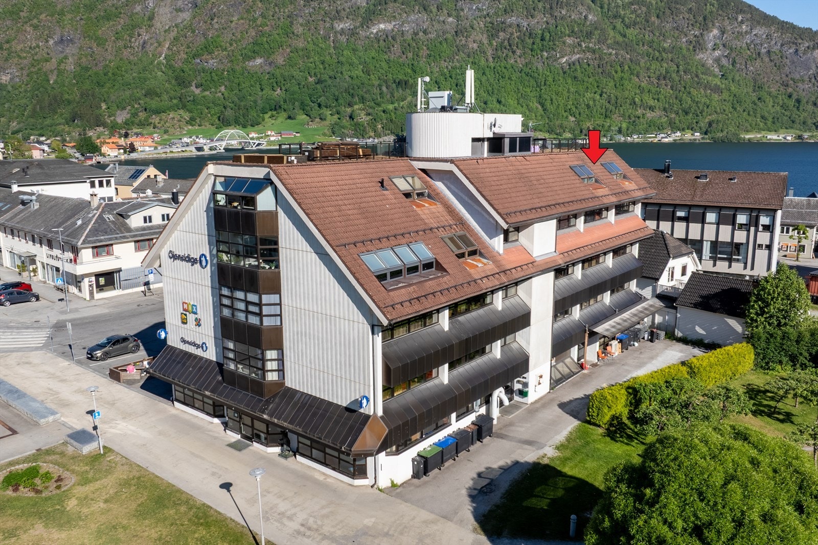 Leilegheita ligg i byggets toppetasje med enkel tilkomst til felles takterrasse med panoramautsikt. Vidare er det vindauge mot park og fjord samt ingen naboar vegg i vegg. Galleribilde