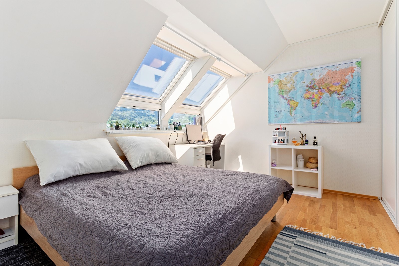 Leilegheita inneheld eit romsleg soverom med god plass til ønska møblering. Galleribilde