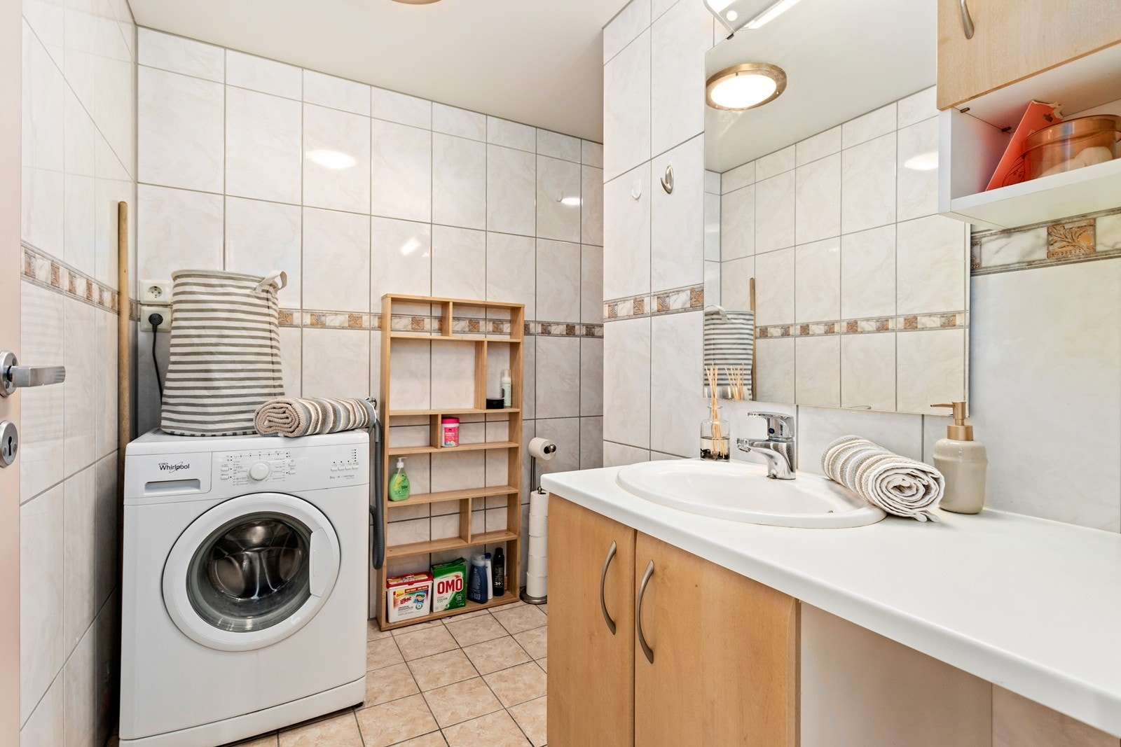 Heilflisa bad med opplegg til vaskemaskin og varmekablar i golv. I tillegg er det felles vaskerom i kjellaren. Galleribilde