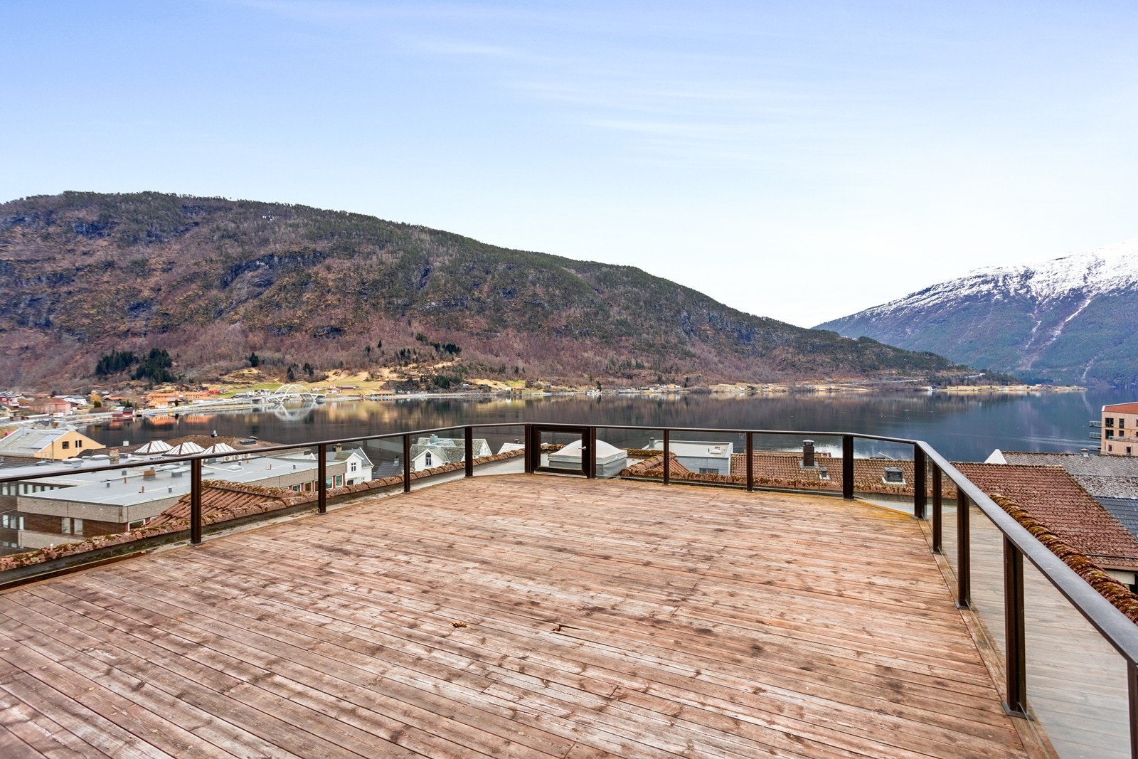 Leilegheita har tilgang til stor takterrasse som er felles for sameiget - her kan ein nyte gode solforhold og den flotte utsikta! Galleribilde