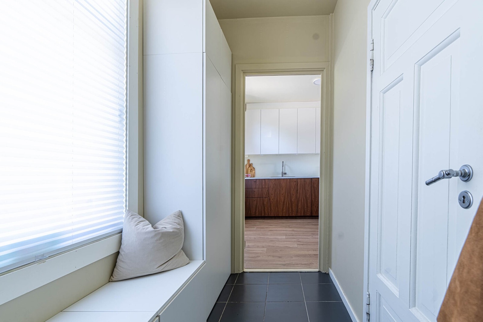 Fra inngangspartiet får man baderommet inn første dør til høyre. Galleribilde