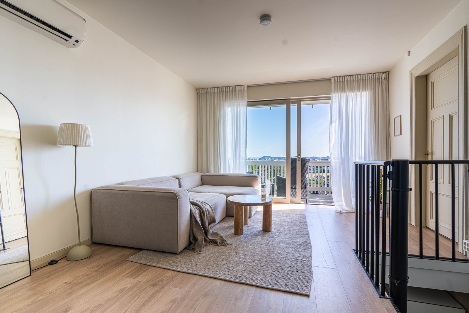 Leiligheten har en sjarmerende stue på drøye 17 kvadratmeter. Galleribilde