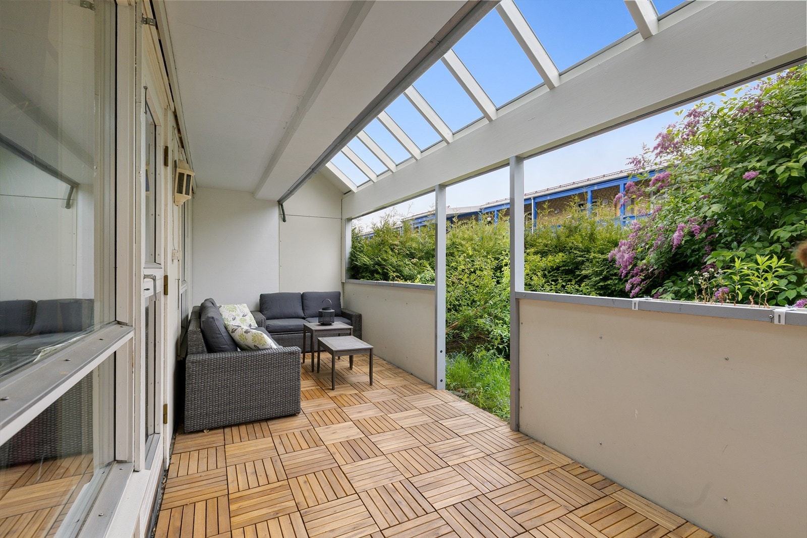 Egen terrasse med hageparti. Galleribilde