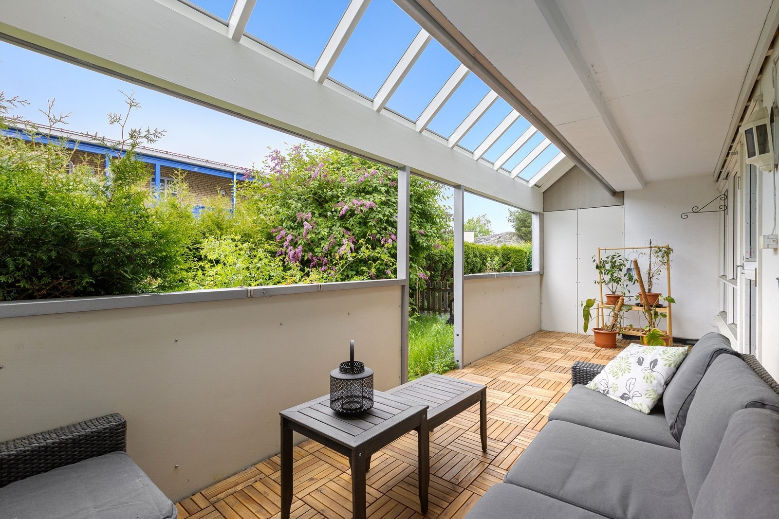 Leiligheten har en nydelig terrasse med god plass til møbler og et eget hageparti. Galleribilde