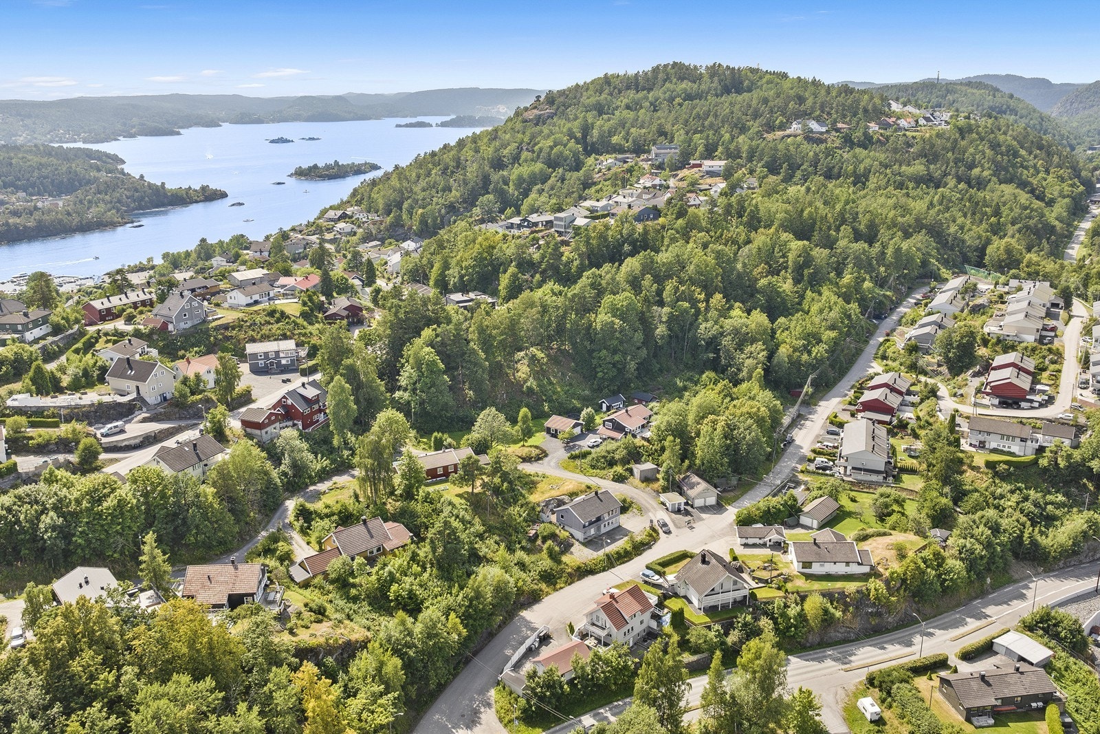 Kun noen minutters gange fra leiligheten starter stien til turområdet Storkollen, hvor det er flott utsikt over Kragerøskjærgården Galleribilde