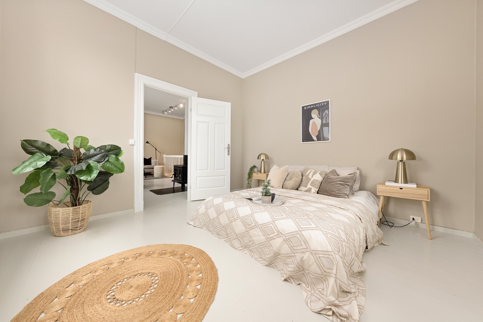 God plass til dobbeltseng og tilhørende møbler. Galleribilde