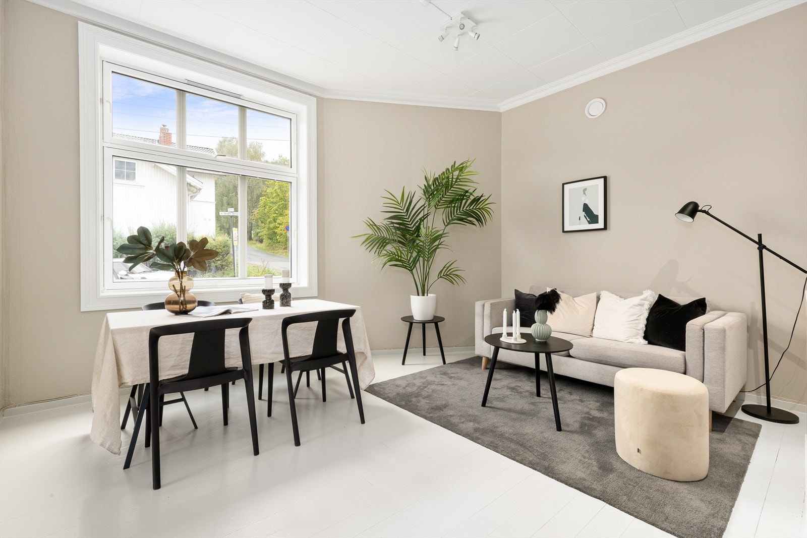 Her er god plass til både sofagruppe og spisebord. Galleribilde