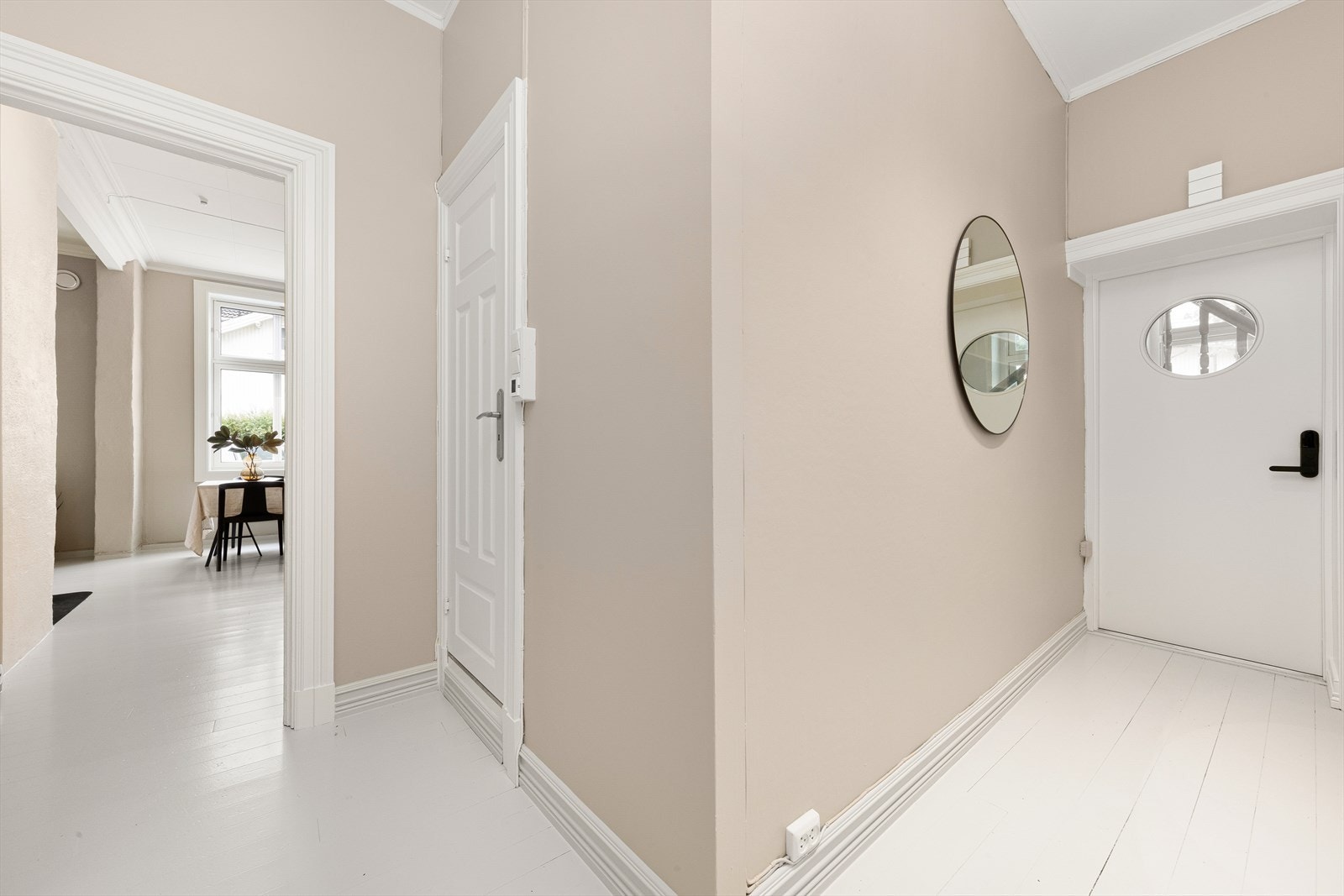 Leiligheten har lysmalte tregulv og malte vegger. Galleribilde