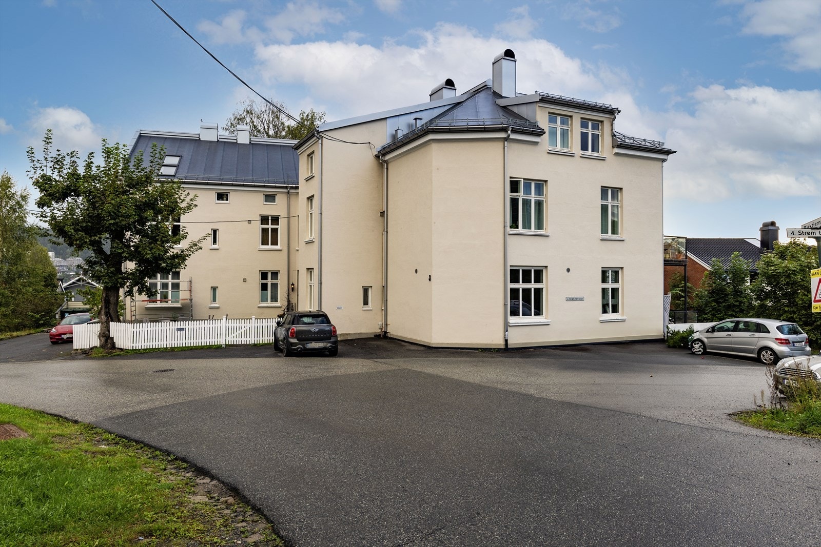 Asfaltert adkomst til bygården. Galleribilde