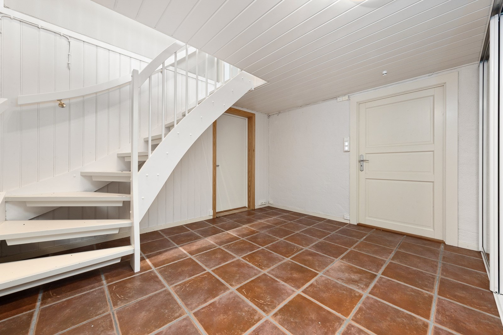 Rom i underetasjen med skyvedørsgarderobe ( Ikke godkjent) Galleribilde