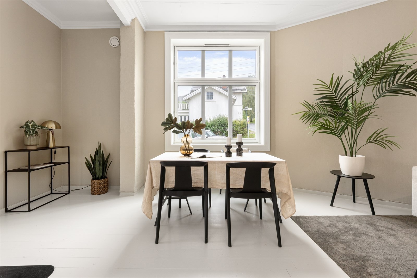 Leiligheten har klassisk flott atmosfære med god takhøyde og store vindusflater. Galleribilde