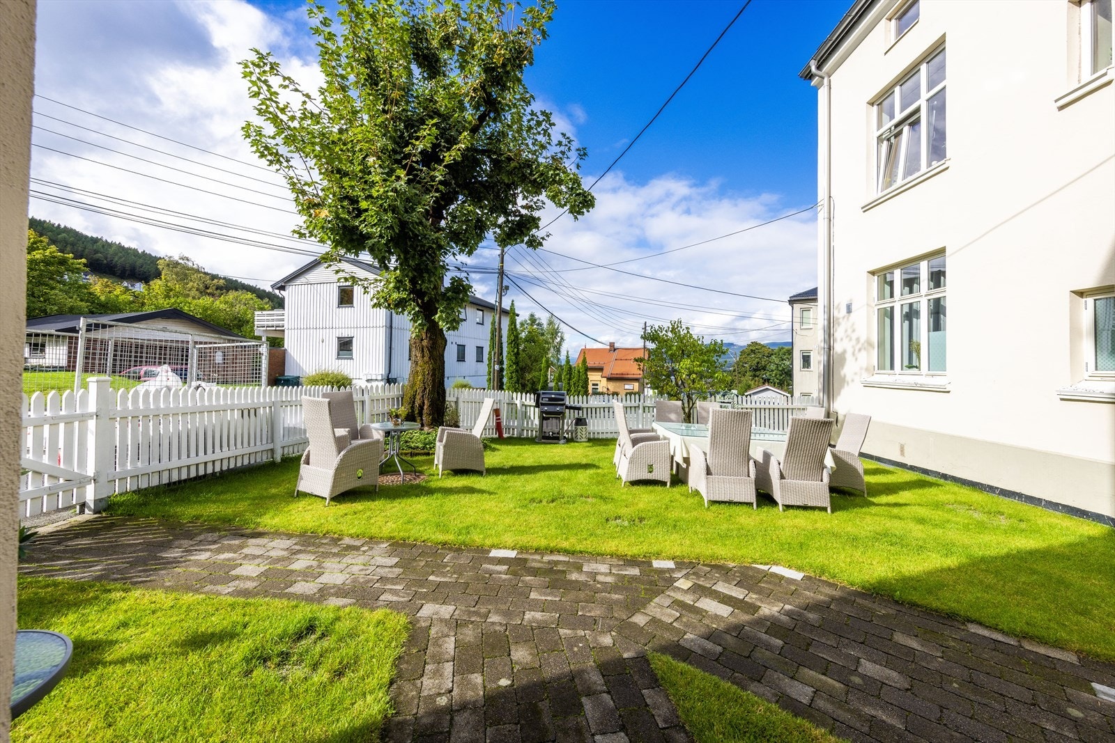 Koselig felleshage med sittegrupper og grill. Galleribilde