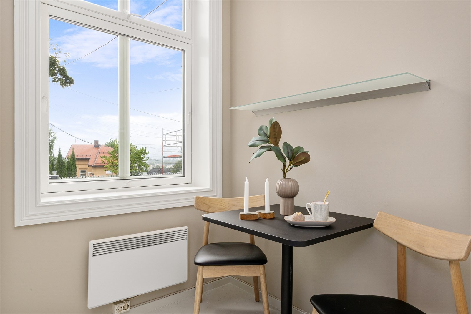 Hyggelig spiseplass ved kjøkkenvinduet. Galleribilde