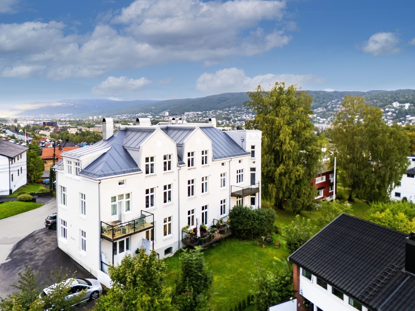 Fra leiligheten er det gangavstand til Drammen sentrum, hvor du finner et koselig torg, mange restauranter, kjøpesentre, kino, teater, bibliotek og elveparken. Galleribilde
