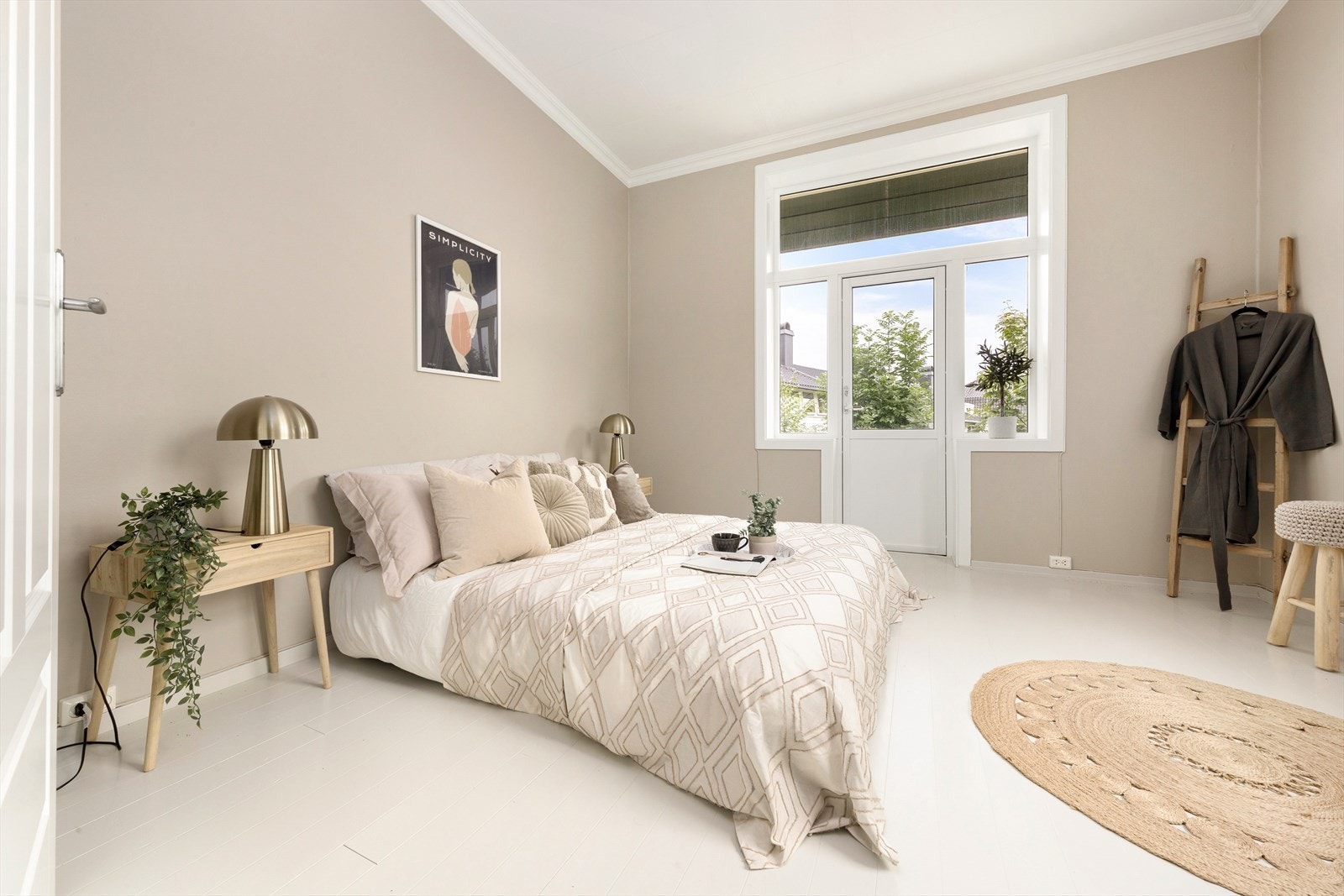 Romslig soverom med utgang til uteplass. Galleribilde