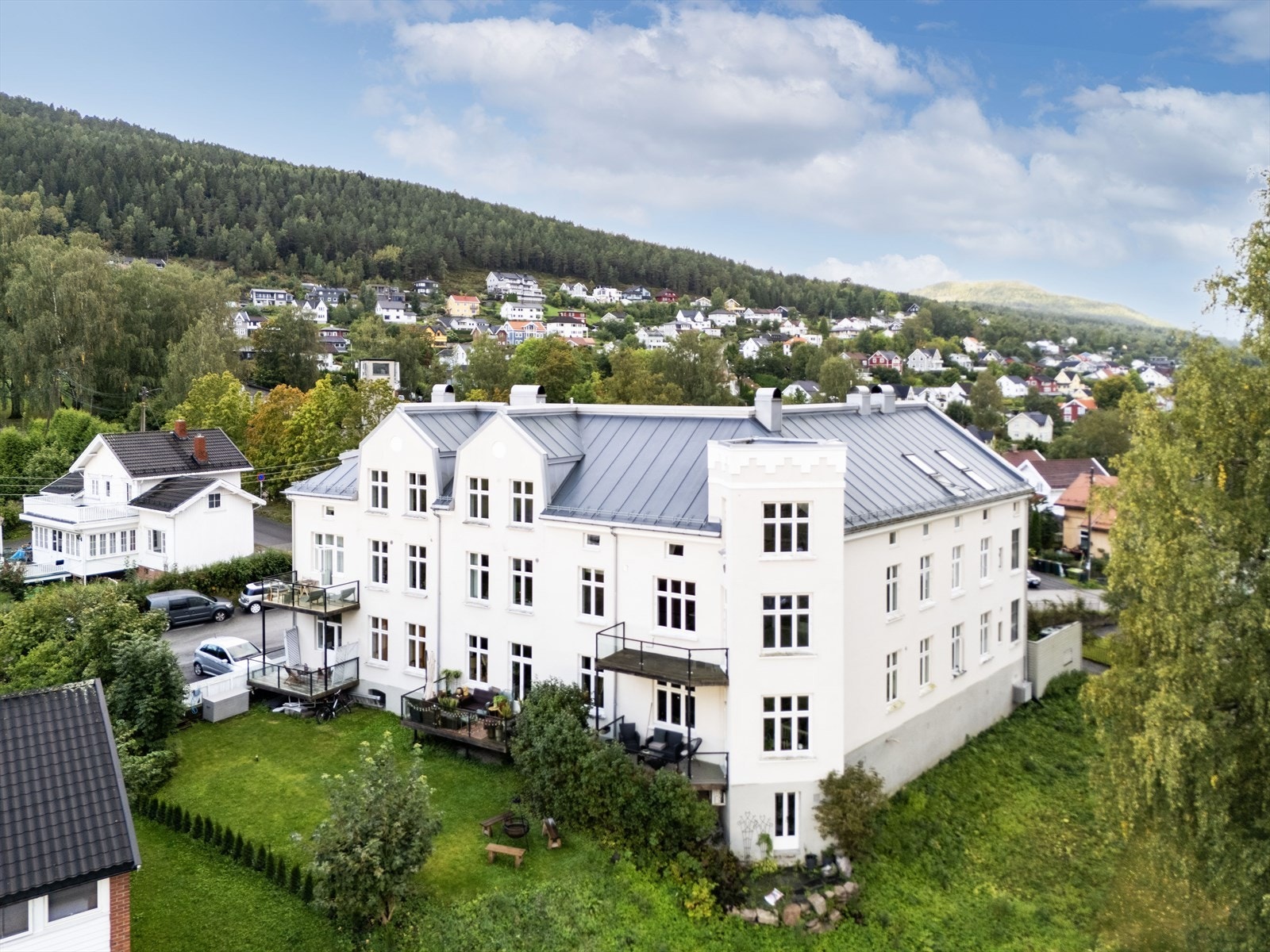 Bygården har en fin beliggenhet i Strømsåsen. Området byr på en rekke fasiliteter og aktiviteter som gjør beliggenhet attraktiv for de fleste. Galleribilde