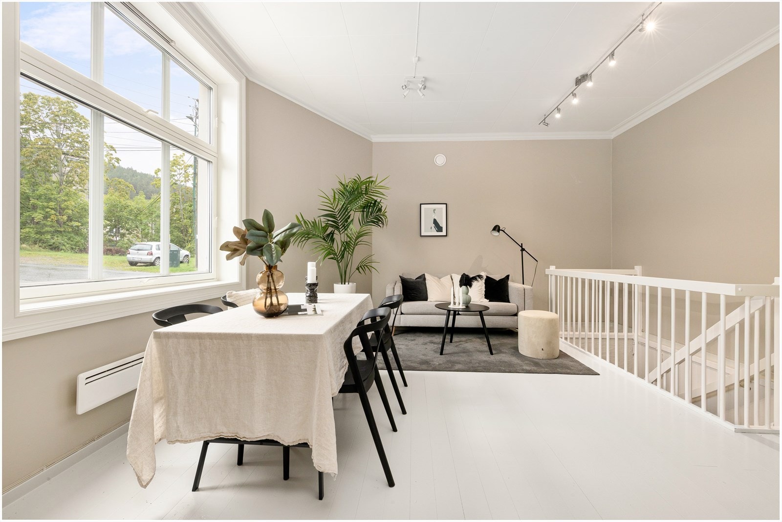 Stuen er malt i behagelig lys farge og har store vinduer som gir meget godt med naturlig lys inn. Galleribilde