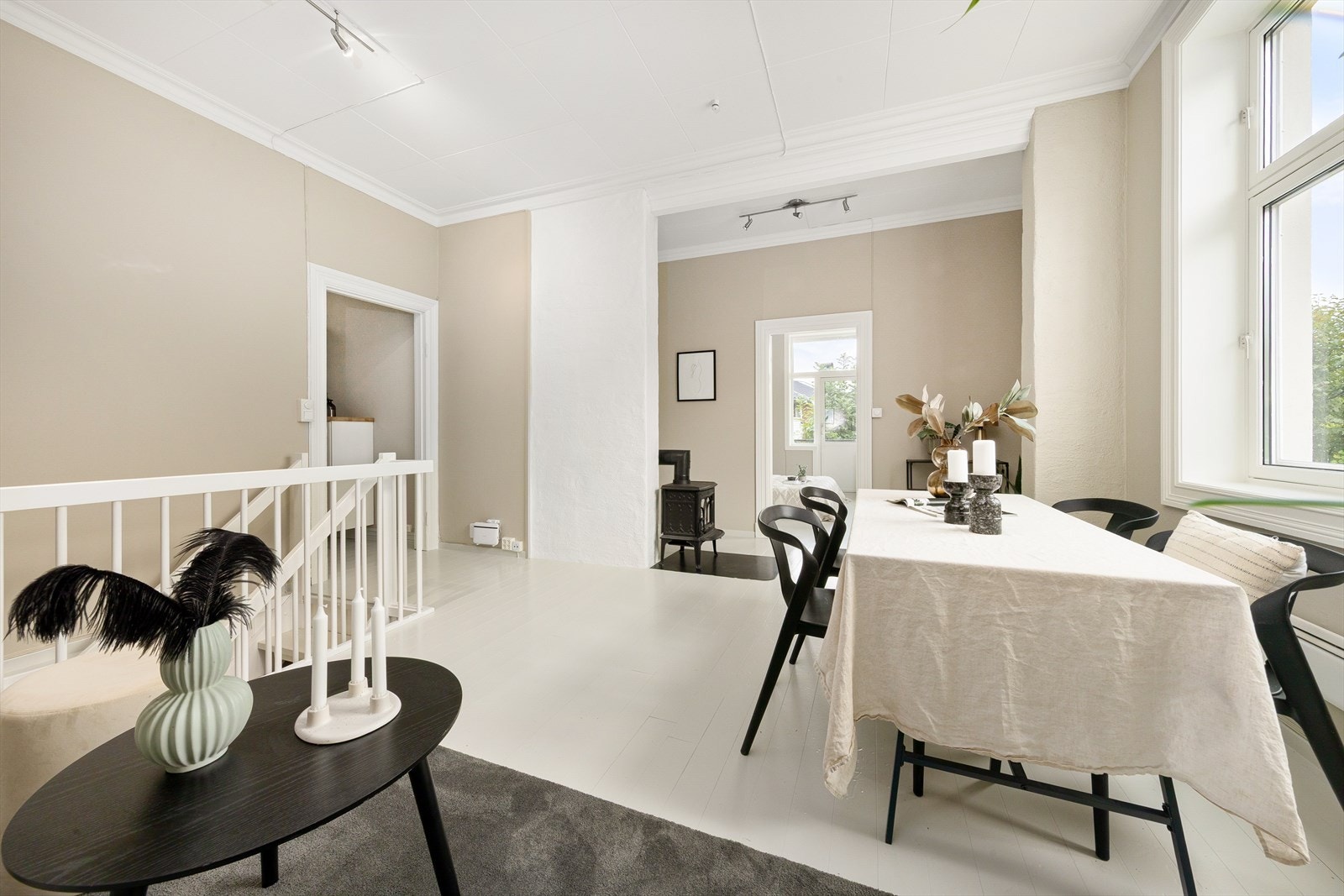 Det er laget direkte adkomst med trapp ned til underetasjen med bodareal som er innlemmet i leiligheten. Dette er ikke byggesøkt eller godkjent. Galleribilde